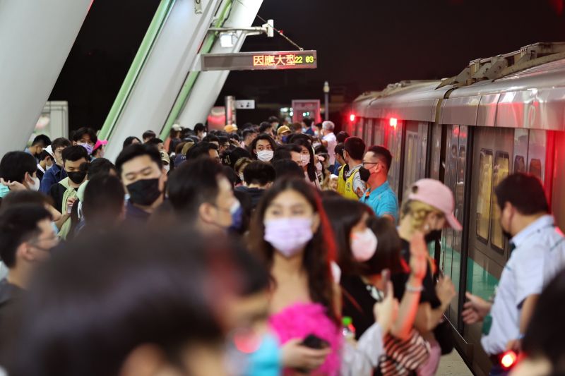 ▲韓國知名女團BLACKPINK在高雄開唱，吸引許多樂迷到場，讓高雄捷運運量超過跨年規模。（圖／高捷公司提供）