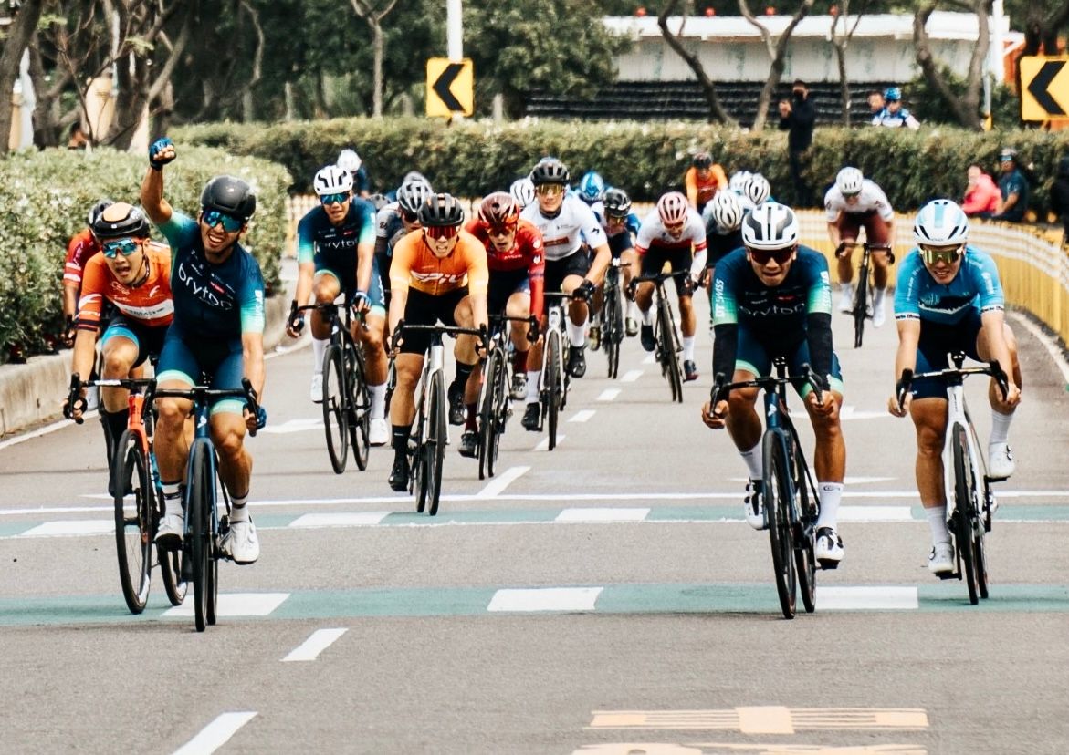 ▲ 盧紹軒（左）最後200公尺突圍而出，搶下單站冠軍。官方提供