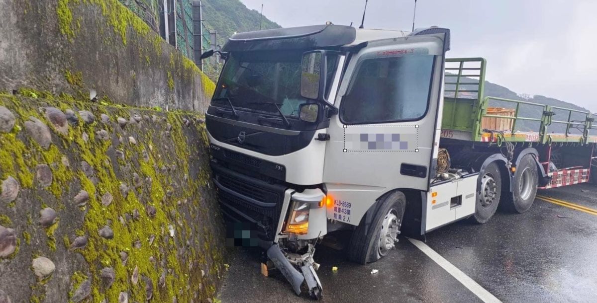 ▲新北市瑞芳台2線88.7公里處，發生一起車禍事故，一台曳引車自撞、車頭毀損。（圖／翻攝畫面）  