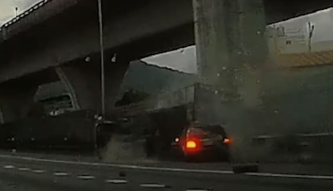 ▲黃男駕駛賓士車，疑因車速過快，直接追撞前方由吳男駕駛的小貨車車尾。（圖／WoWtchout - 地圖型行車影像分享平台）