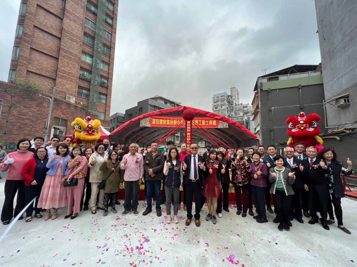 ▲董事長曾富瑋表示，秉持誠信為本與地主共創嶄新家園，非常感謝地主信任並委託交由富品建設著手進行危老更新，攜手打造安心住宅。（圖／品牌提供）