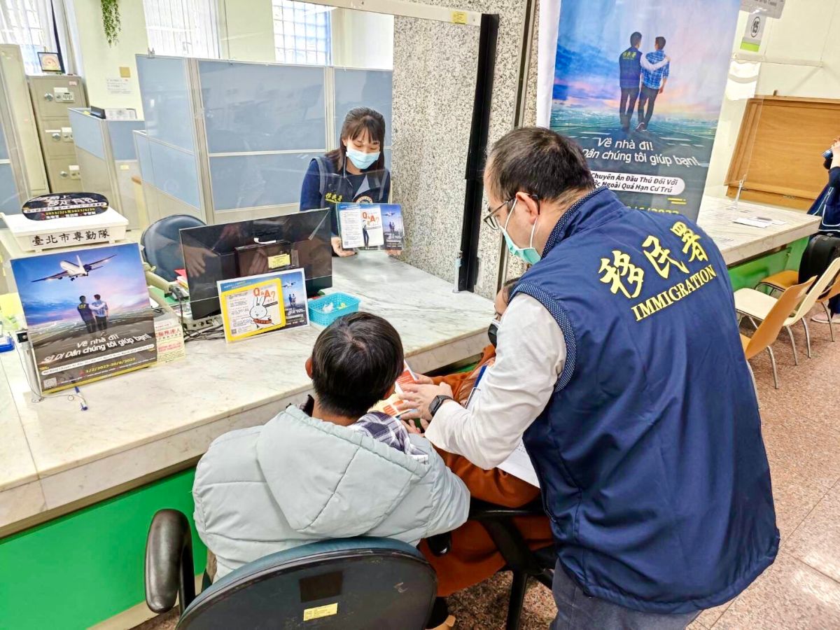 ▲移民署人員以印尼語向印尼籍夫婦說明「擴大逾期停(居)留外來人口自行到案專案。（圖／移民署）