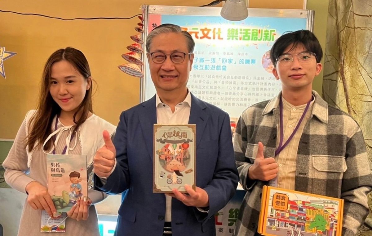 ▲移民署鐘景琨署長與榮獲「多元文化樂活創新行動方案競賽計畫」特優隊伍「越食煮憶美食互動遊戲盒」合影。（圖／移民署）