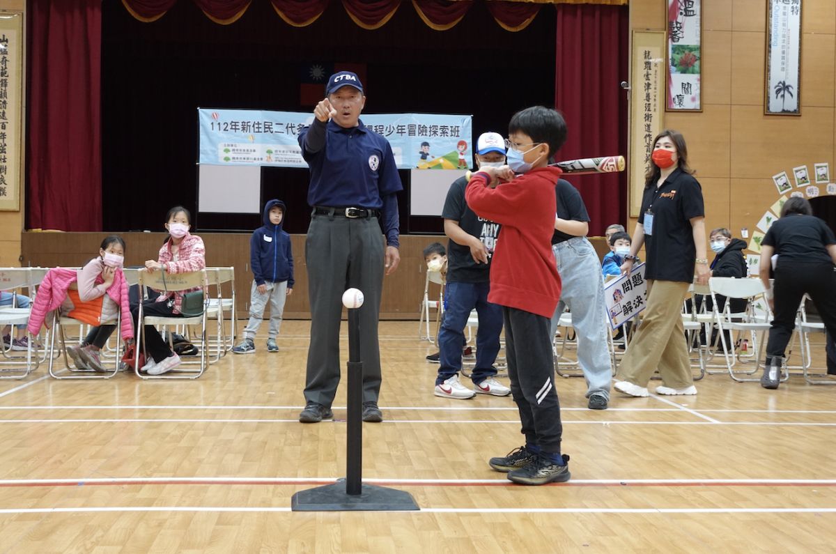 ▲此次擔任打擊者的小毅，帶領學員一同擊出八大優勢能力。（圖／伊甸基金會提供）