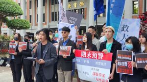 ▲台灣學生聯合會今（20）日動員約30個學生到教育部前陳情，要求教育部儘速提出《大學法》修法草案。（圖／記者李琦瑋攝，2023.03.20）