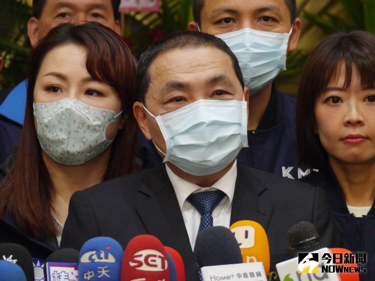 ▲朱立倫出席新北市議會國民黨團幹部交接典禮，同台的侯友宜在受訪時對於破冰說表示兩人互動跟溝通無礙。（圖 ／記者吳嘉億攝，2023.03.20）