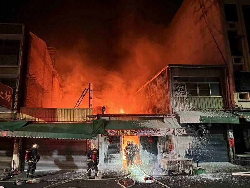 ▲彰化長壽街一間豆腐店，昨（19）日晚間9時許，突然發生火災。（圖／翻攝畫面）