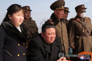 ▲金正恩帶著二女兒金主愛視察核武打擊模擬綜合訓練。(圖/翻攝自韓聯社) ▲金正恩帶著二女兒金主愛視察核武打擊模擬綜合訓練。(圖/翻攝自韓聯社)