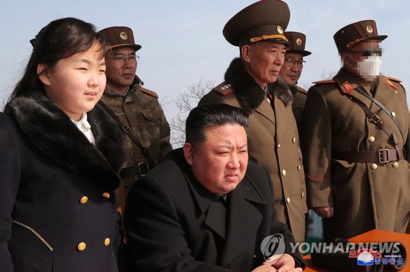 ▲北韓領導人金正恩身邊的軍裝人士罕見被打馬賽克(最右),韓國懷疑他可能是戰術核彈的負責人。(圖/翻攝自韓聯社)
