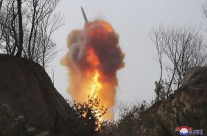 ▲北韓19日上午從東倉里試射短程戰略導彈KN-23,官媒聲稱是針對韓國的核武模擬打擊訓練。(圖/美聯社/達志影像) ▲北韓19日上午從東倉里試射短程戰略導彈KN-23,官媒聲稱是針對韓國的核武模擬打擊訓練。(圖/美聯社/達志影像)