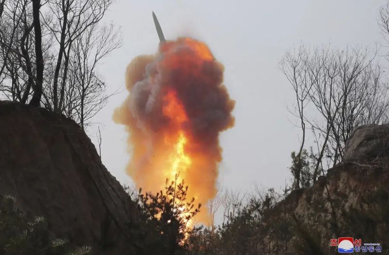 ▲北韓19日上午從東倉里試射短程戰略導彈KN-23,官媒聲稱是針對韓國的核武模擬打擊訓練。(圖/美聯社/達志影像)