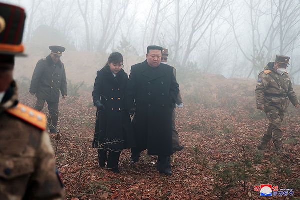 ▲北韓領導人金正恩帶著二女兒金朱愛視察核武打擊模擬綜合訓練。（圖／翻攝自朝中社）