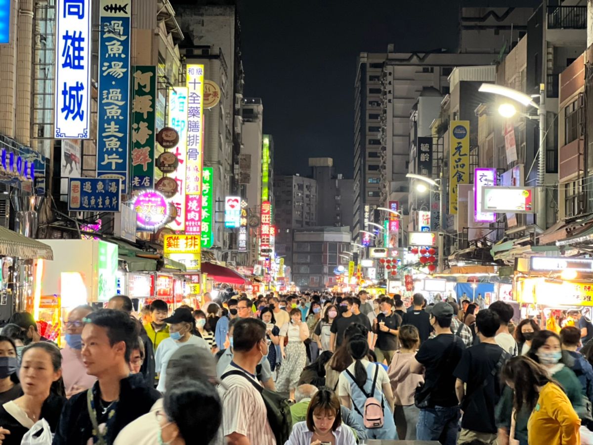 ▲搶搭演唱會商機，高雄六合夜市出現滿滿人潮。（圖／翻攝自陳其邁臉書）