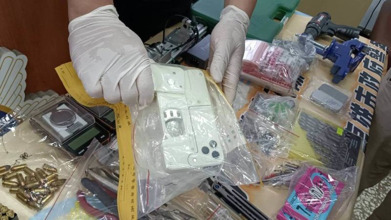 ▲高雄市警察局刑警大隊112年初接獲情資，指苓雅區某大樓內藏匿槍枝、毒品，專案小組經多日蒐證，3月初持票上門搜索，查獲海洛因及安非他命等毒品，還有電子磅秤、分裝袋、子彈、彈簧刀、桌上型虎鉗、槍枝零件等改造槍枝工具，還有罕見手機造型折疊手槍。（高雄市警察局刑警大隊提供）中央社記者蔡孟妤傳真 112年3月20日