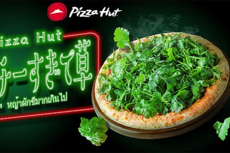 ▲台灣必勝客太客氣了，日本必勝客推出超濃厚「香菜太多了」披薩。（圖／Twitter：Pizza_Hut_Japan）