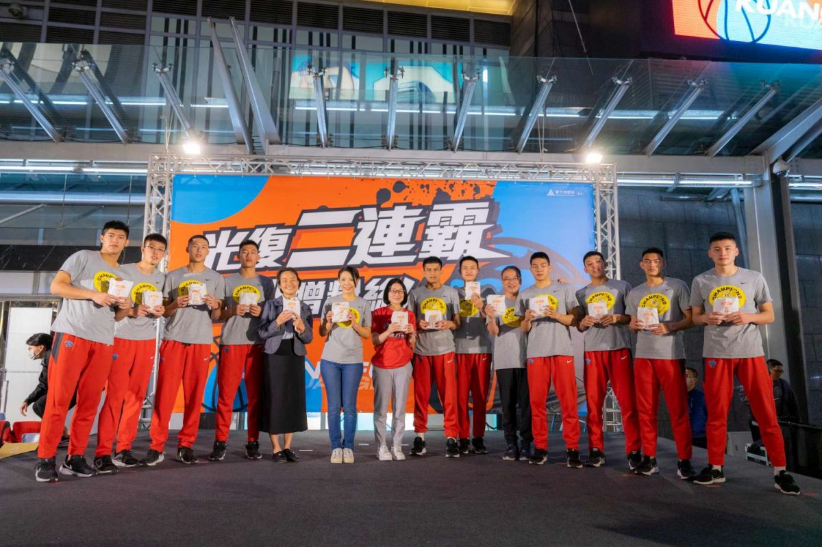 ▲新竹市長高虹安接見光復高中籃球隊，致贈獎金與發放雞排。(圖／新竹市政府提供)