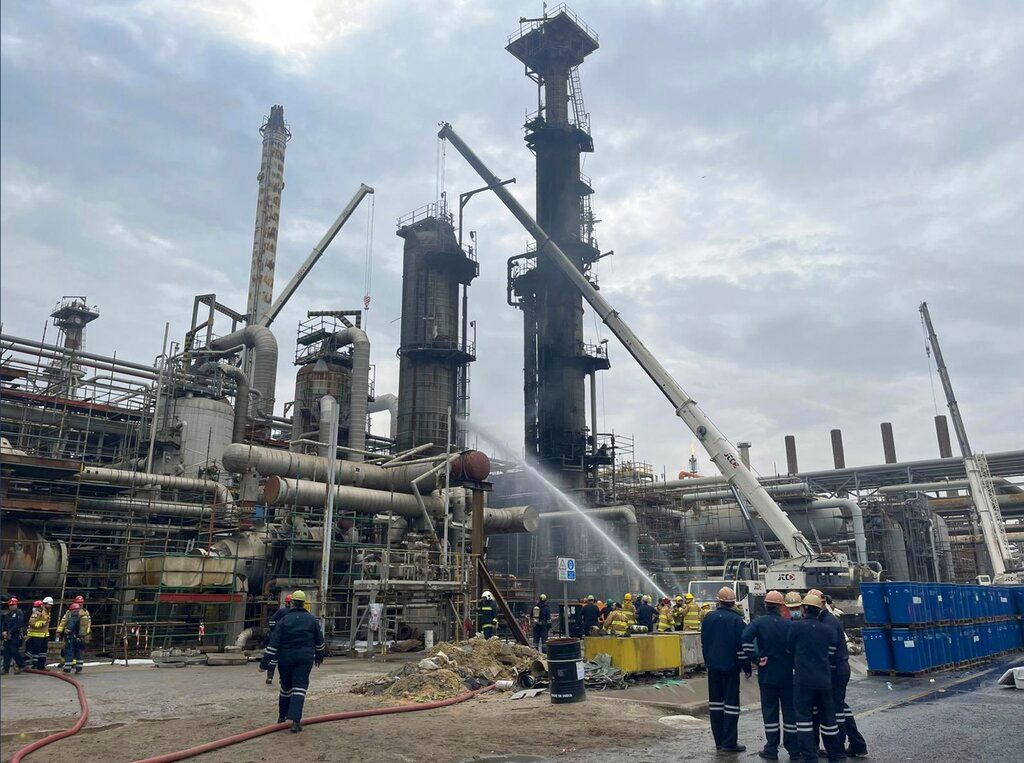 ▲國營「科威特石油公司」（Kuwait Oil Company）今天在爆發陸地漏油事件後宣布進入「緊急狀態」，目前尚未接獲人員傷亡或生產中斷的通報。（圖／美聯社／達志影像）