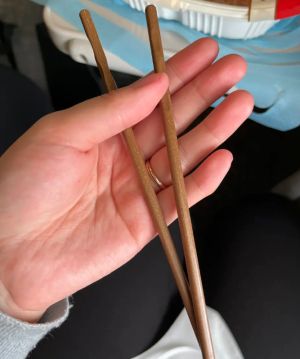 ▲原PO發出自己在高鐵拿到的「高級免洗筷」，網友指出這是「稻殼筷」。（圖／截自Dcard）