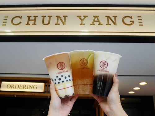 春分喝春陽茶事「全品項買1送1」 麻古茶坊買1送1到補班 ▲二十四節氣「春分」到!「春陽茶事」推出「全品項買1送1」回饋;麻古茶坊則配合Uber Eats外送優惠,祭出大杯「金萱雙Q買1送1」優惠,可以喝到3/27,周六補班日也有得喝。(圖/春陽茶事提供)