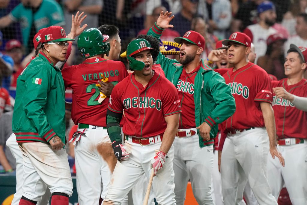 ▲墨西哥Isaac Paredes敲安後擴大領先優勢全隊瘋狂。（圖／美聯社／達志影像）
