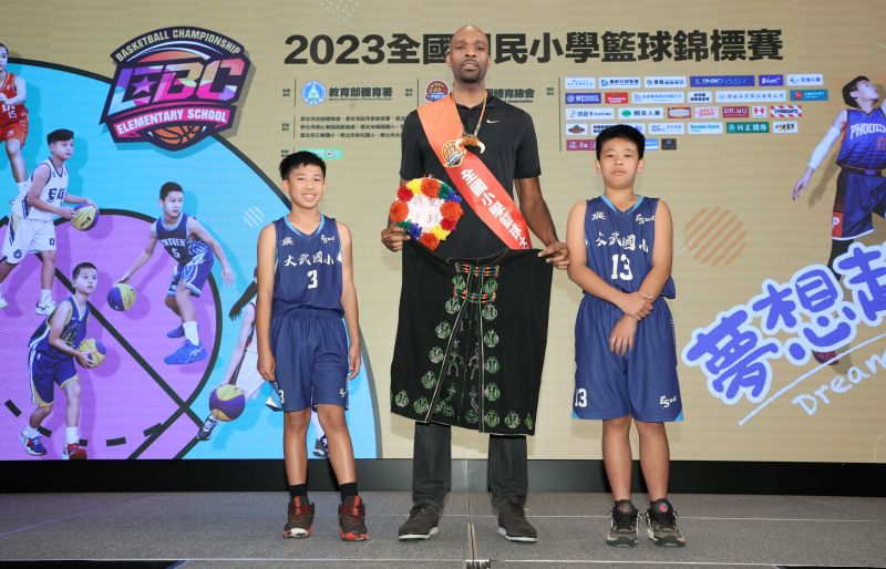 籃球／夢想起飛！新台灣人戴維斯擔任全國小學籃球大使