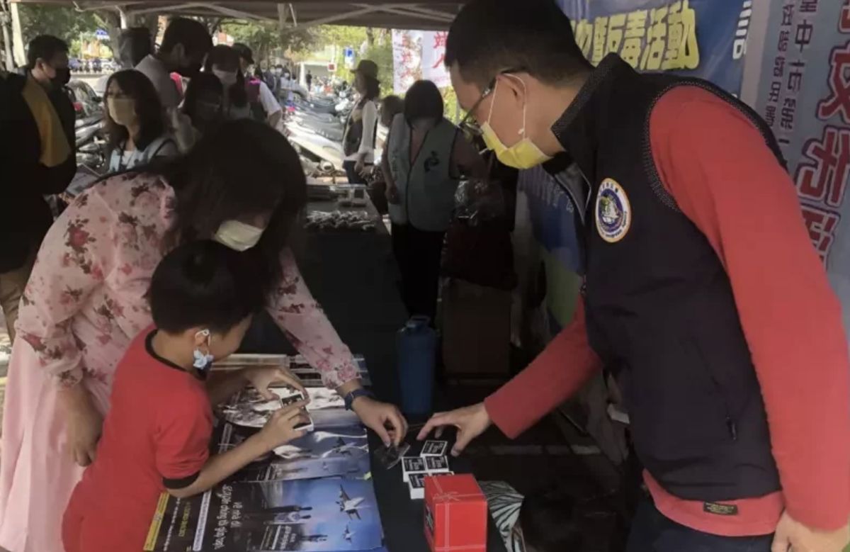 ▲捐血車旁，移民署台中市第二服務站宣導與民眾互動熱絡。（圖／移民署）