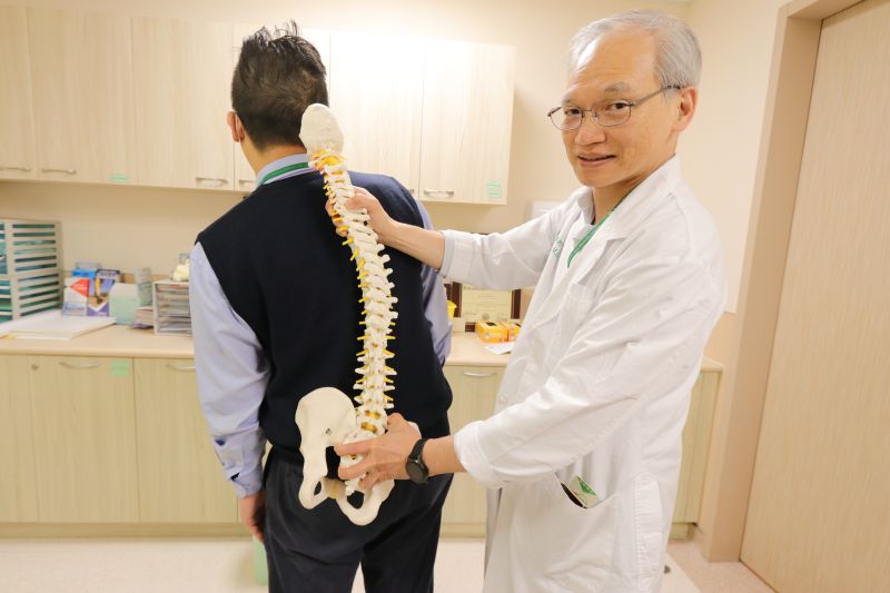 ▲退化性脊椎側彎會隨著時間增加，側彎越來越厲害，醫師提醒患者務必盡快就醫治療。(圖／醫院提供2023.3.21)