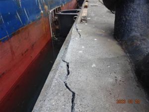 ▲碼頭水泥出現裂痕。（圖／翻攝畫面）