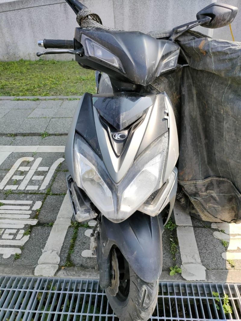 ▲陳俞安母親展示陳俞安騎乘的機車車頭沒有撞擊痕跡的徵象,可以推斷工地圍籬未確實固定牢靠,且圍籬與工作井沒有保持適當距離,因此導致陳俞安於撞擊後直接摔落工作井中。(圖/記者李春台翻攝)