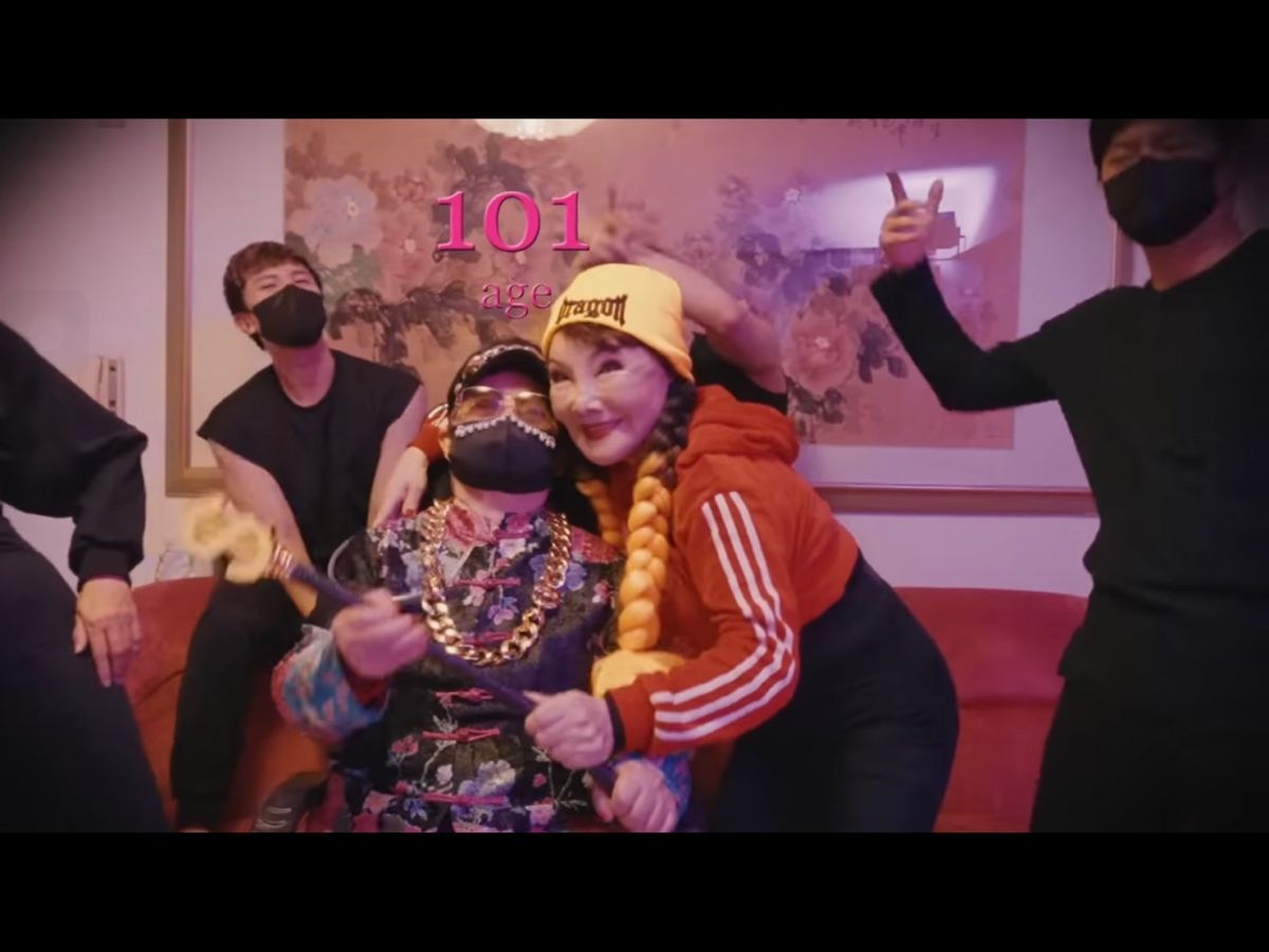 ▲楊燕（右）帶著平均75歲的媽媽組團，熱跳韓國女團BLACKPINK夯曲〈Pink Venom〉，左為楊燕高齡101歲的媽媽。（圖／光璞提供）