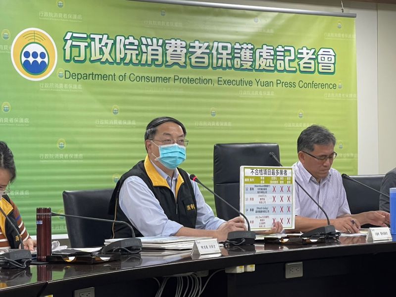 ▲消保處去年起深入台北市、台中市、高雄市等大都會區15家交友社,發現全部違規(包含「定型化契約審閱期」、「建管查核不合格」、「消防查核不合格」)有4家,其中違反定型化契約審閱期的有10家之多。(圖/記者汪睿琦攝)