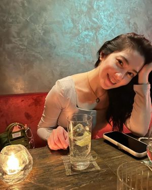 ▲▼許藍方螢幕上給人氣質美女、端莊形象。(圖/翻攝自許藍方博士 Dr. Gracie臉書) ▲▼許藍方螢幕上給人氣質美女、端莊形象。(圖/翻攝自許藍方博士 Dr. Gracie臉書)