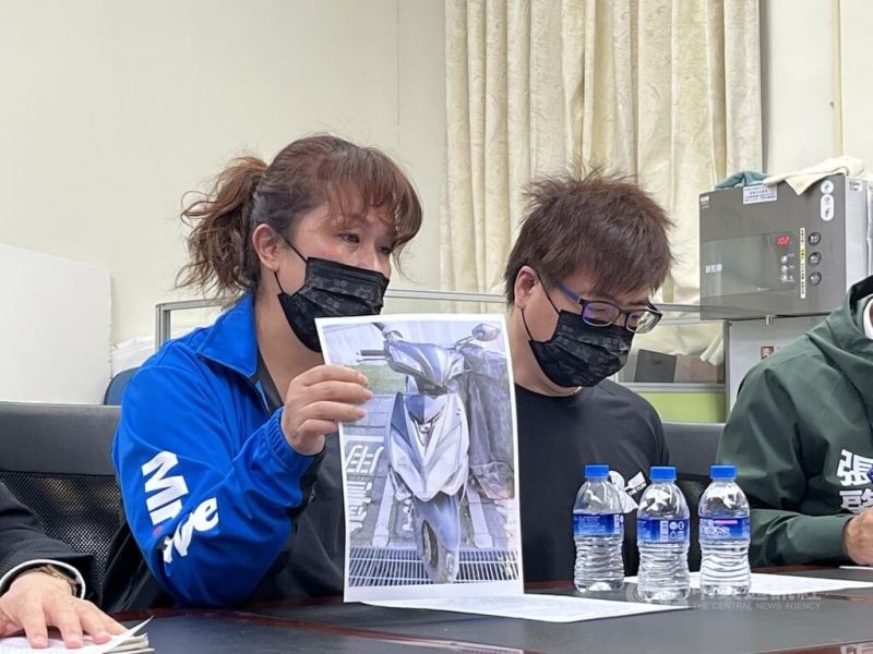 ▲亞運龍舟金牌國手陳俞安騎車時意外摔進污水下水道工程工作井身亡。陳俞安的父母21日舉行國賠記者會，並出示陳俞安案發機車的照片，質疑工程防護不完善。（圖／中央社）