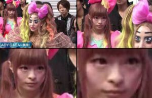 ▲女神卡卡訪問日本時，卡莉怪妞站在身後緊盯偶像，眼神似乎相當不甘心。（圖／翻攝自網路）