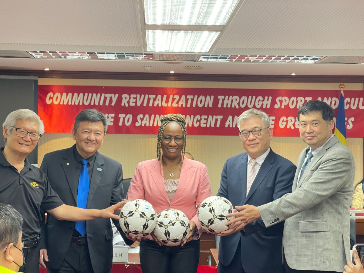 ▲台灣體壇捐贈足球器材。聖文森使節團柏安卓大使（中）出席捐贈儀式。官方提供