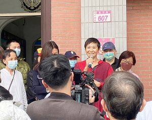 遭警「大外割」壓制 女師詹慧玲今提200萬國賠
