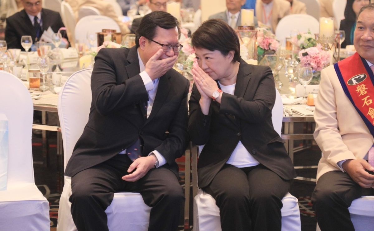 ▲盧秀與新內閣保持友好互動，圖為她日前和副閣揆鄭文燦出席磐石會交接。（圖／台中市政府提供，2023.03.21）