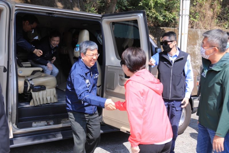 ▲盧秀燕身段柔軟,圖為她親自迎接視察中部水情的閣揆陳建仁。(圖/台中市政府提供,2023.03.21)