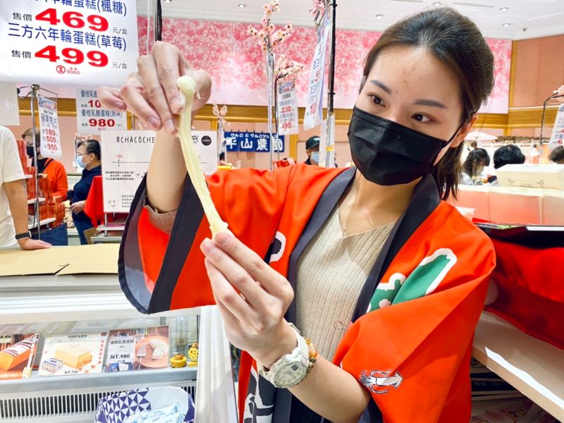 ▲「わらく堂-拉長起司蛋糕」奶香十足、口感軟嫩不黏牙,竟可牽絲拉長到15cm。(圖/記者蕭涵云攝)