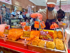 SOGO日本展百家美食現吃 花千元抽「6萬日本機票+住宿」 ▲超即時慶祝WBC經典賽日本隊逆轉勝挺進冠軍戰,今明兩天快閃祭出「燒紅玉可樂餅買5送1」優惠。(圖/記者蕭涵云攝)