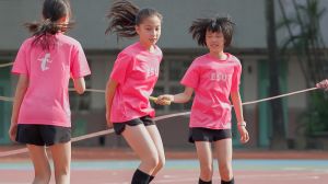 ▲跳繩運動一直是國小體育課安排的項目之一，除了可以加強心肺功能、強化骨骼外，更有助於孩童增長身高、提升學習能力。（圖／品牌提供）