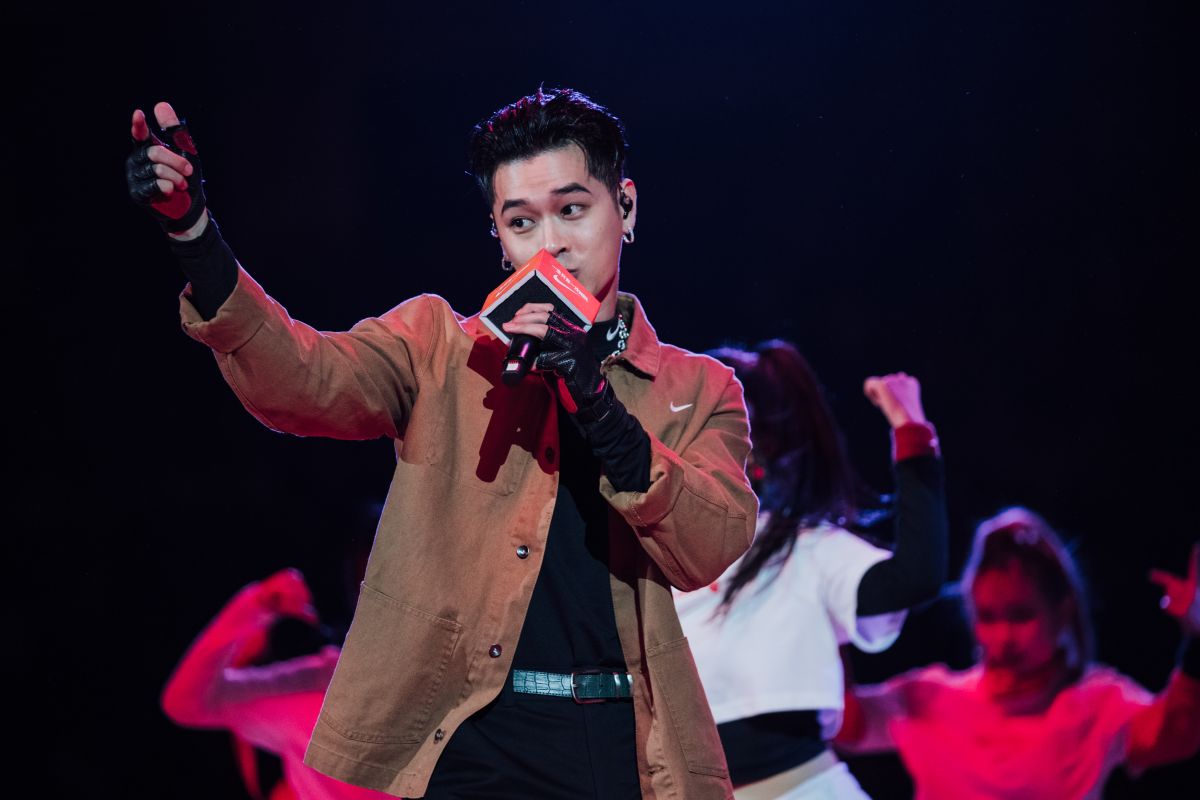 ▲高爾宣在表演現場一度出現硬體問題，他秒變身最帥救火員救場。（圖／NIKE提供）