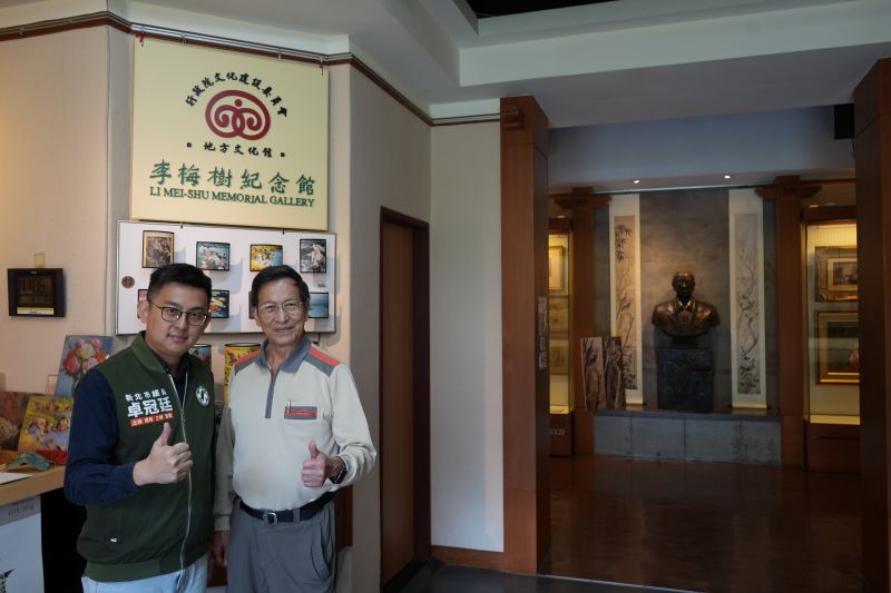 ▲新北市議員卓冠廷拜訪李梅樹紀念館，呼籲市府別學侯友宜只會算名畫市價，更應重視在地的文化瑰寶。（圖 ／翻攝卓冠廷臉書）