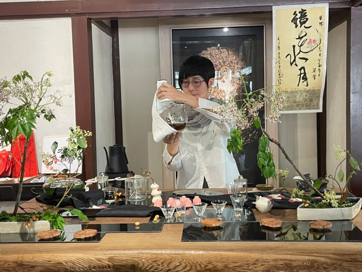 ▲黃筱蒨以紅酒醒酒器醒茶，經由搖晃瓶身引出獨特的茶香（圖／記者林怡孜攝，2023,03,21）