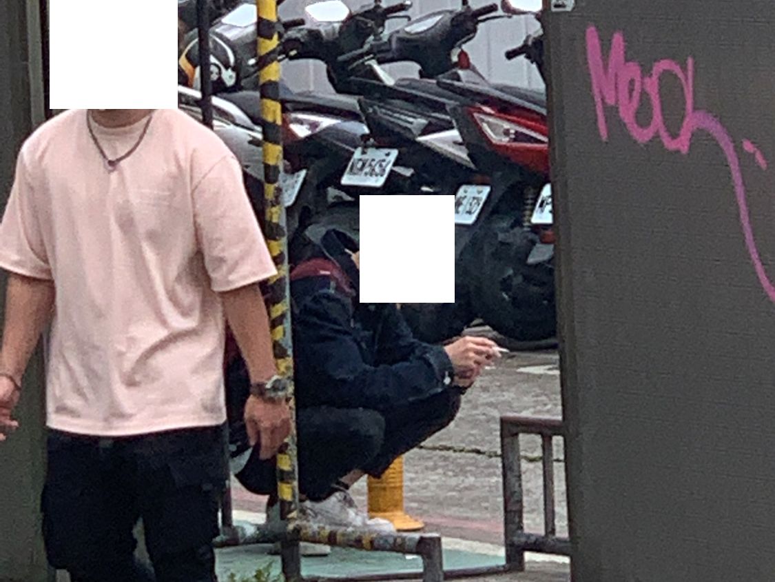 ▲菸防法今（22）日上路，大學校園撤除吸菸區，出現學生在校園周邊吸菸亂象。（圖／台灣學生聯合會提供）