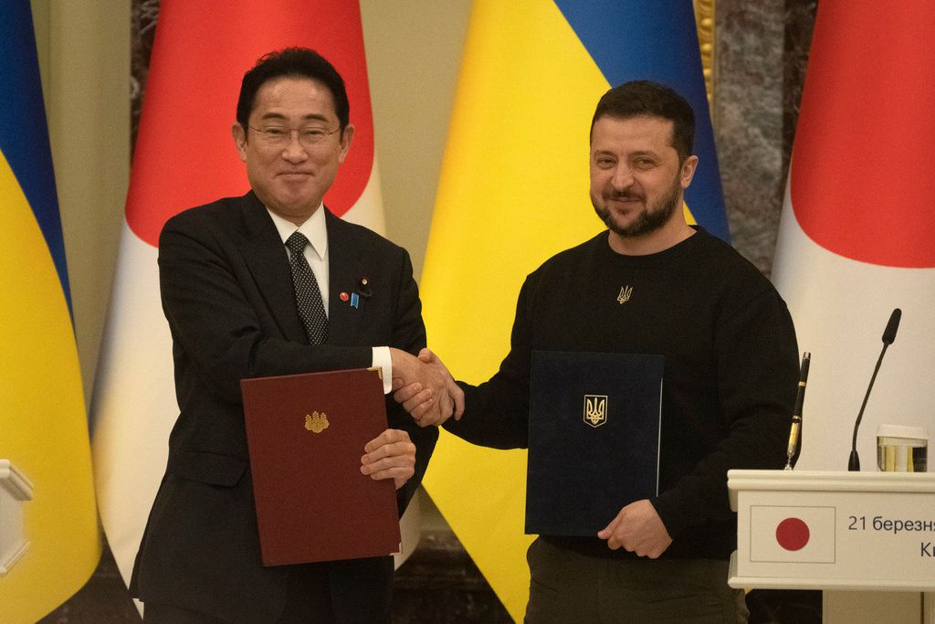 ▲日本首相岸田文雄閃電訪問烏克蘭首都基輔，他於當地時間21日與烏克蘭總統澤倫斯基舉行會談時表示，日本將提供無殺傷性的裝備及無償支援總計約5億美元。（圖／美聯社／達志影像）