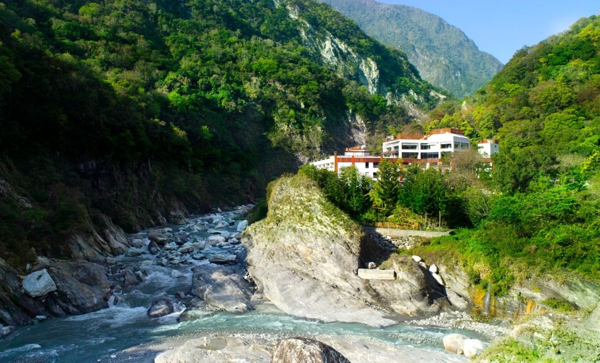 ▲7.2地震重創花蓮，太魯閣晶英酒店今「已協助319位所有旅客平安離開」，向真英雄致敬，為美麗的台灣加油；粉專上透露「我們真的有努力照顧夥伴」，吸引超過2萬人按讚打氣，相當感動。（圖／晶華提供）