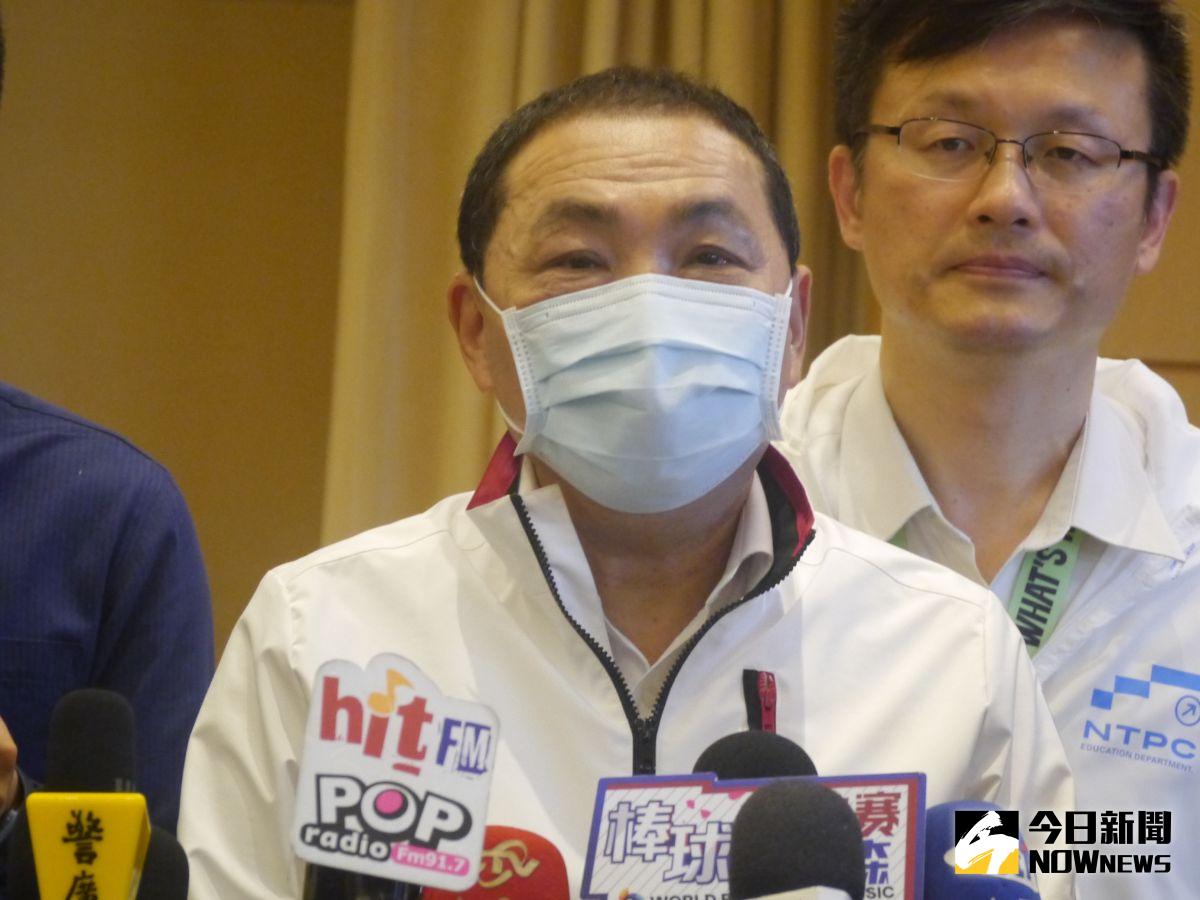 ▲對於若是獲徵召會義無反顧承擔參選總統的話題，侯友宜在市政會議後受訪說願意盡最大的貢獻跟奉獻。（圖 ／記者吳嘉億攝，2023.03.22）