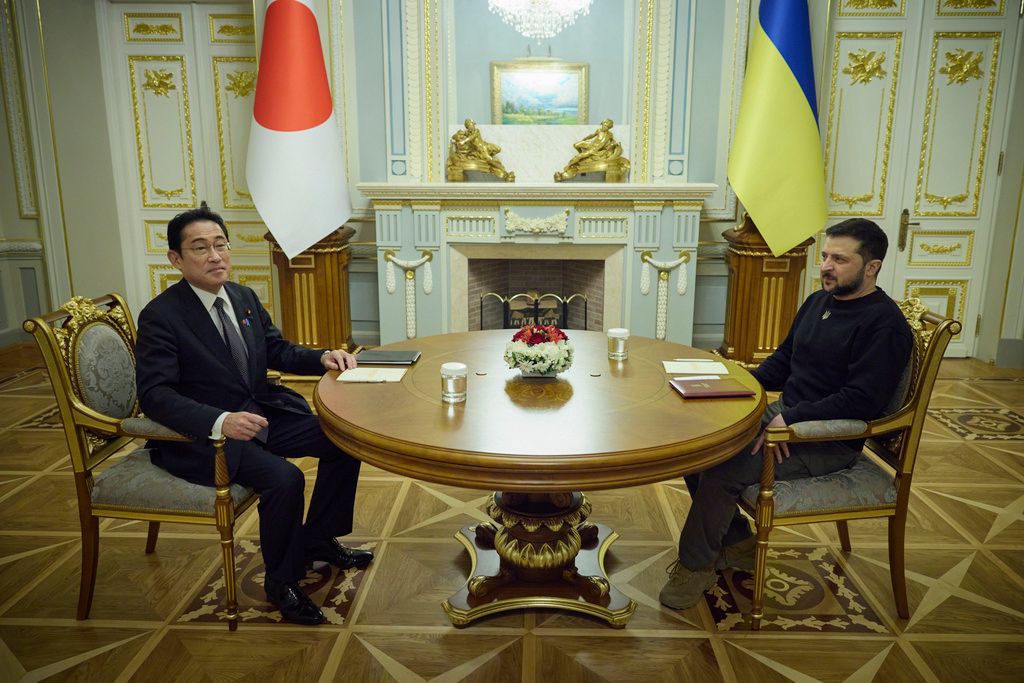 ▲日本首相岸田文雄在烏克蘭首都基輔會見烏國總統澤倫斯基。（圖／美聯社／達志影像）