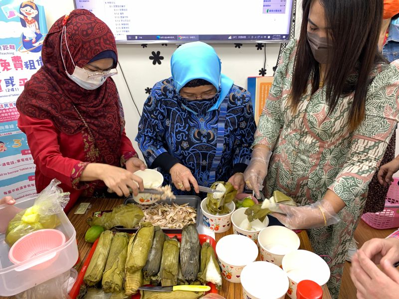 ▲新住民準備印尼傳統美食薑黃雞湯及包飯。（圖／移民署）